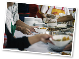 夕食時：夜宿泊予定のホームレスへの夕食配布作業手伝い