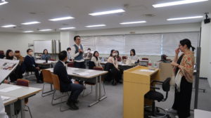 三原理絵さんによる講演会、質疑応答している