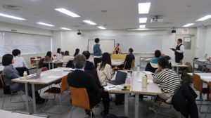 三原理絵さんによる講演会、質疑応答している写真02