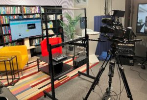 東京大学のオンライン教育で活用されるライトボードでのプレゼンテーション風景